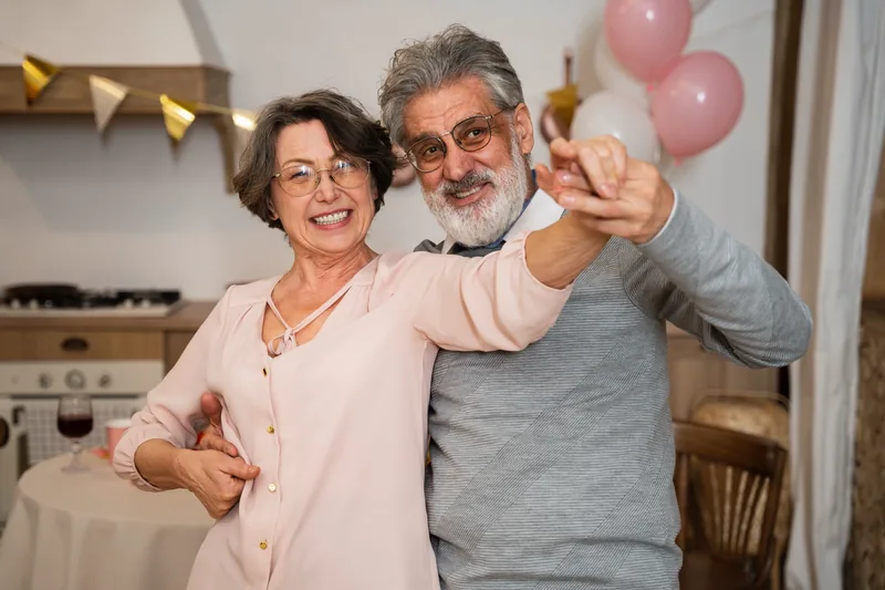 Dos personas mayores celebrando