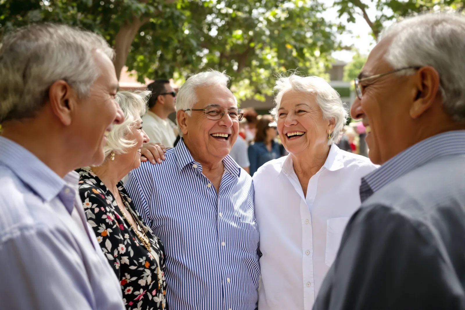 Un grupo de personas mayores conversando y riendo al aire libre